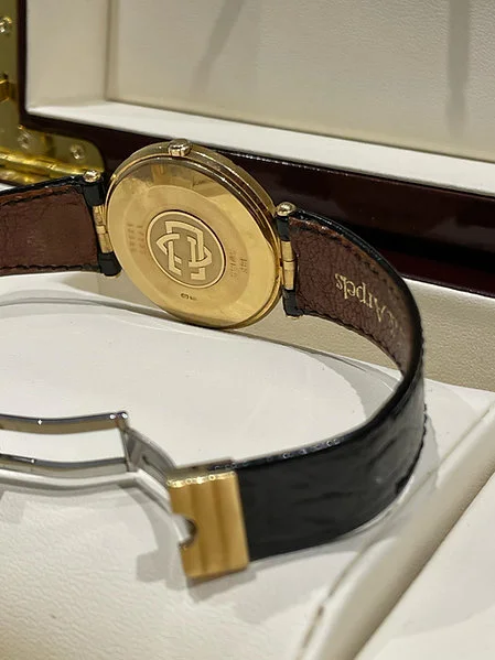 Preowned Van Cleef UAE Special Edition Full Gold Very Rare - Image 7