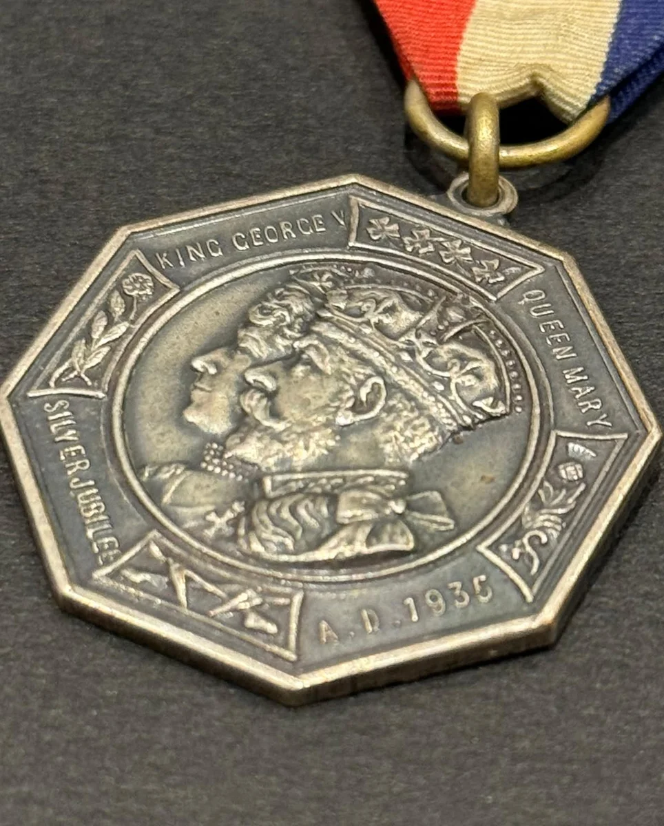 1935 British Commemorative Medal The Silver Jubilee of King George V - Image 2